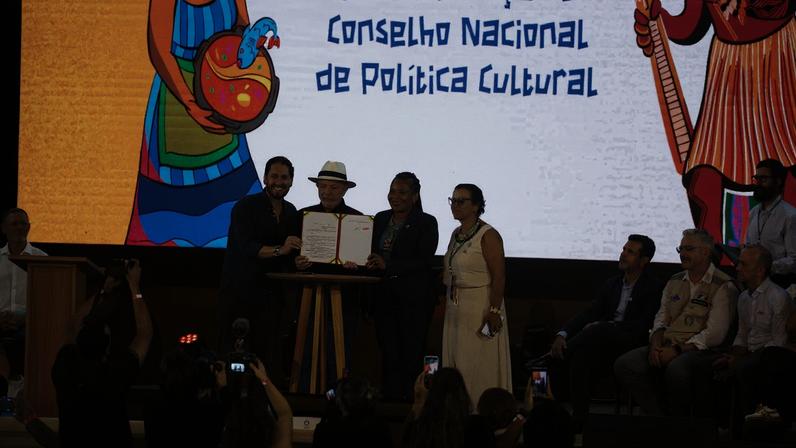 Luiz Inácio Lula da Silva e a ministra da Cultura, Margareth Menezes assinam documentos para ampliação de políticas públicas para a cultura durante abertura oficial da 6ª Teia Nacional dos Pontos de Cultura, em Aracruz (ES). Foto: Tomaz Silva/Agência Brasil