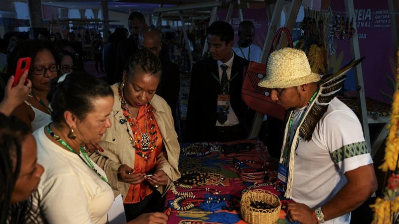 A ministra da Cultura, Margareth Menezes visita expositores na Feira de Economia Criativa e Solidária na 6ª Teia Nacional dos Pontos de Cultura, em Aracruz (ES). Foto: Tomaz Silva/Agência Brasil