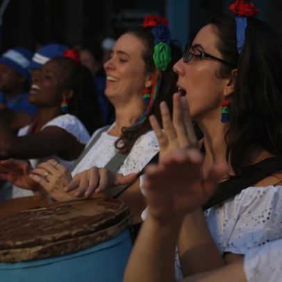 Cortejo de culturas tradicionais reúne três gerações da mesma família