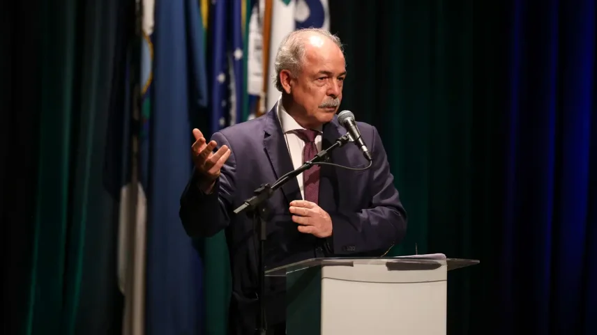 Rio de Janeiro (RJ), 15/12/2025 – O presidente do Banco Nacional de Desenvolvimento Econômico e Social (BNDES), Aloizio Mercadante, durante abertura do seminário Democracia e Direitos Humanos: empresas juntas por um Brasil mais igualitário, na sede do banco, no centro do Rio de Janeiro. Foto: Tomaz Silva/Agência Brasil
