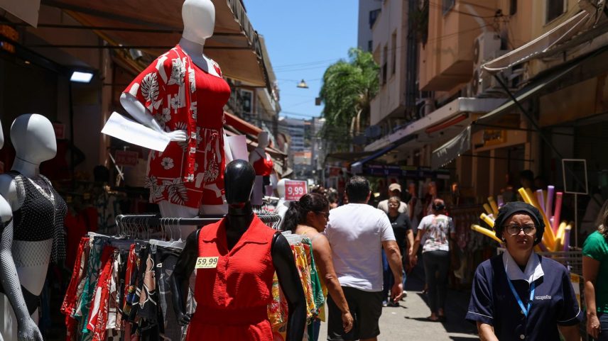 Rio de Janeiro (RJ), 23/12/2025 – Consumidores fazem compras na antevéspera de Natal no Saara, na região central do Rio de Janeiro. Foto: Tomaz Silva/Agência Bras