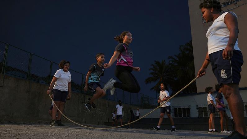 Alunos brincam de pular corda durante intervalo no Ginásio Experimental Olímpico Reverendo Martin Luther King, na Praça da Bandeira, no Rio de Janeiro.