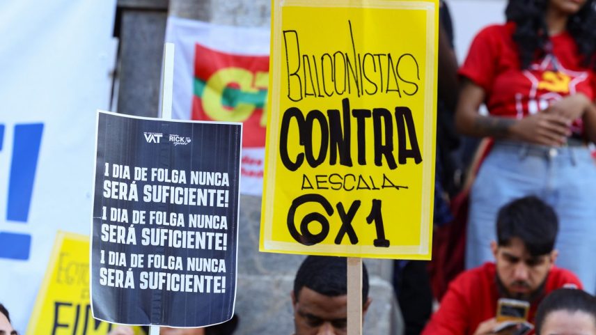 Ato do Dia do Trabalhador pede o fim da escala 6x1 e melhores condições de trabalho e renda, na Cinelândia, no centro da capital fluminense.