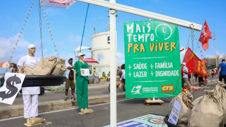 Rio de Janeiro, 01/05/2026 – Ato do 1º de maio no Rio de Janeiro na praia de Copacabana pede fim da escala 6x1, regulamentação dos trabalhadores de aplicativo, combate ao feminicídio e defesa da soberania.