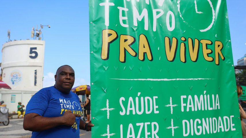 O supervisor de loja, Leandro Dias Rodrigues durante ato do 1º de maio no Rio de Janeiro na praia de Copacabana pede fim da escala 6x1, regulamentação dos trabalhadores de aplicativo, combate ao feminicídio e defesa da soberania.