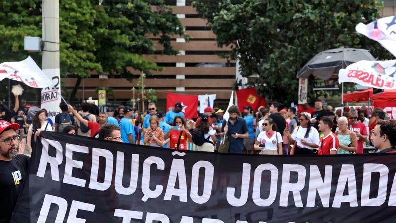 Ato do 1º de maio no Rio de Janeiro na praia de Copacabana pede fim da escala 6x1, regulamentação dos trabalhadores de aplicativo, combate ao feminicídio e defesa da soberania. Foto: Tomaz Silva/Agência Brasil