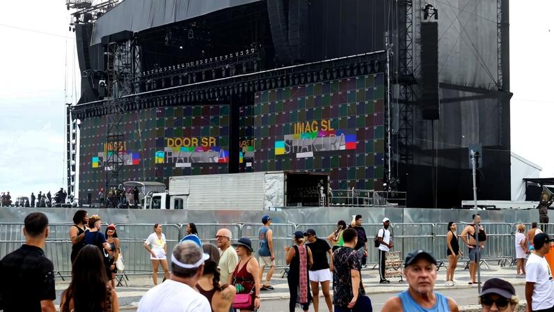 Movimentação em frente ao palco do show Todo Mundo no Rio que terá apresentação da cantora colombiana Shakira, no sábado (02), na praia de Copacabana, zona sul do Rio de Janeiro.