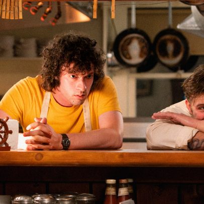 Os primeiros dias de Bourdain na cozinha ganham vida em trailer do biopic Tony