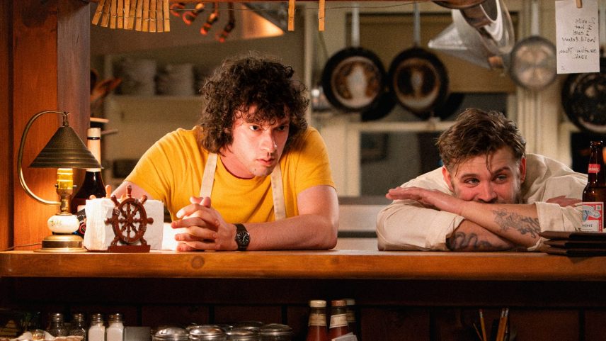 Os primeiros dias de Bourdain na cozinha ganham vida em trailer do biopic Tony