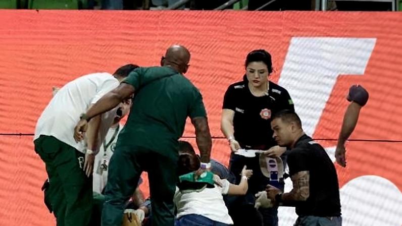 Torcedor do Palmeiras precisou ser atendido por uma equipe médica dentro de campo durante Palmeiras x Santos no Allianz Parque