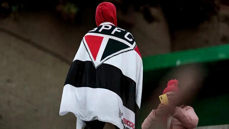 Torcedor do São Paulo durante a partida contra o Juventude, no estádio Alfredo Jaconi, pela Copa do Brasil de 2026 (Foto: Luiz Erbes/Folhapress)