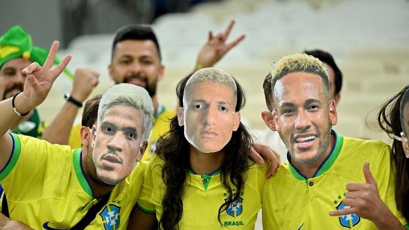 Torcedores brasileiros usam máscaras de Neymar, Richarlison e Pedro