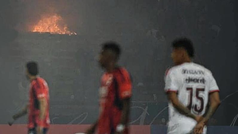 Torcedores colocam fogo em arquibancada do Atanasio Girardot em Independiente Medellín x Flamengo