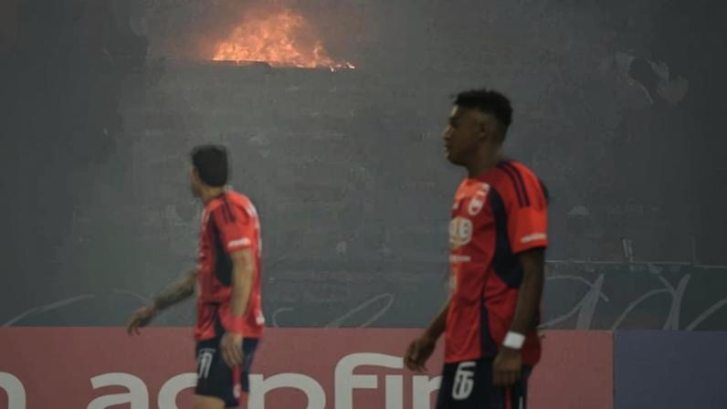 Torcedores colocam fogo em arquibancada do Atanasio Girardot em Independiente Medellín x Flamengo