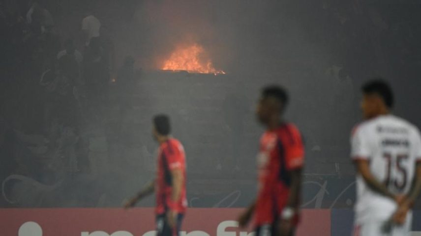 Torcedores colocam fogo em arquibancada do Atanasio Girardot em Independiente Medellín x Flamengo
