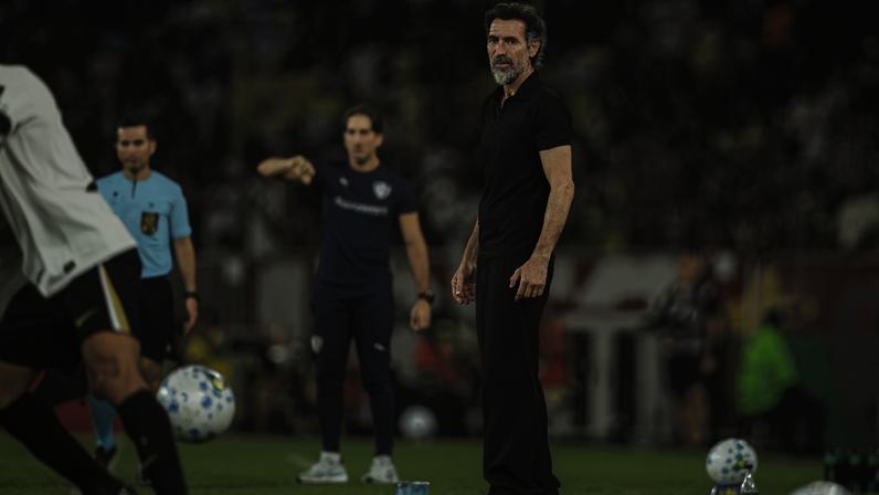 Domínguez já utilizou três zagueiros em 4 jogos na temporada
