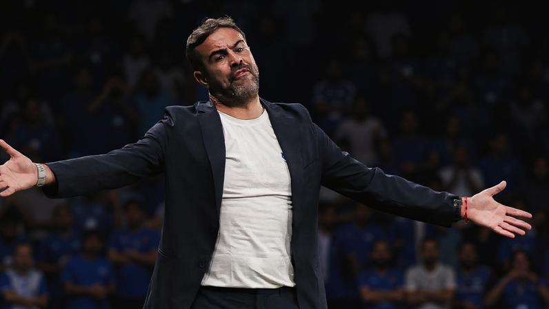 Artur Jorge reclama com a arbitragem em jogo do Cruzeiro (Foto: Gustavo Martins/ Cruzeiro)