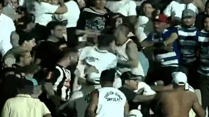 Torcedores do Santos brigam antes de jogo da Copa Sul-Americana, no Paraguai