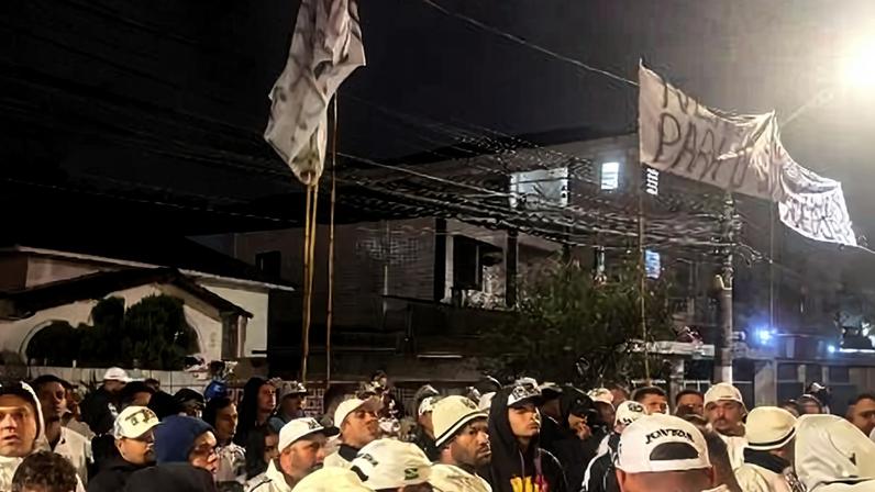 Torcedores do Santos protestam em frente à Vila Belmiro durante reunião para reforma do estatuto