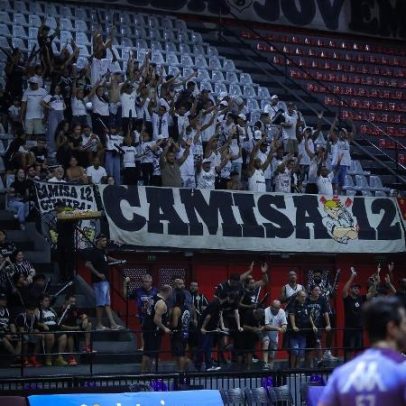 Torcida do Corinthians usa cantos do futebol e se destaca no NBB
