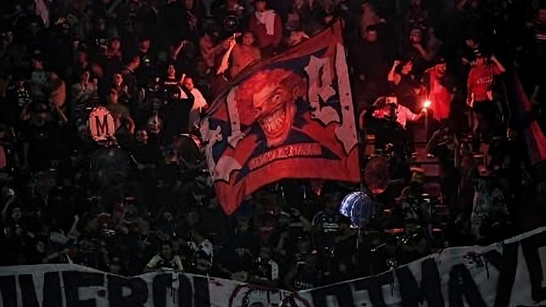 Torcida do Independiente Medellín protesta no Atanasio Girardot em jogo contra o Flamengo