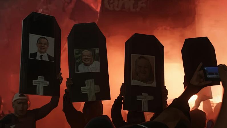 Torcida do Santos protesta durante votação para novo estatuto