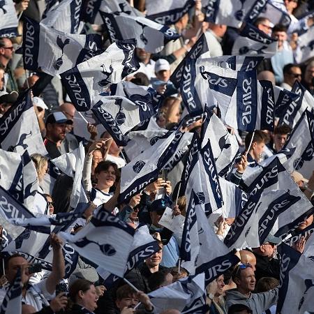 Torcida do Tottenham em jogo contra o Brighton pela Premier League