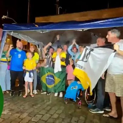 Torcedores acampam em frente ao condomínio de Neymar após convocação