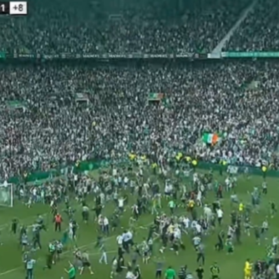 Torcida invade o campo após Celtic marcar nos acrésimos e vencer o título escocês