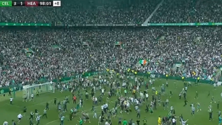 Torcida invade o campo após Celtic marcar nos acréscimos e conquistar o Campeonato Escocês