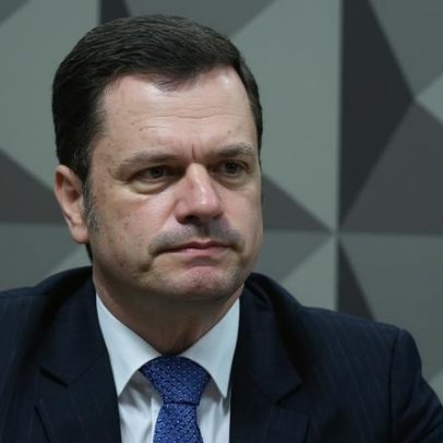 Flávio Bolsonaro visita Papuda e prega anistia total aos presos do 8 de janeiro