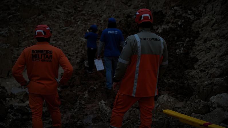 Imagem colorida, Trabalhador morre soterrado em área de garimpo: colegas tiram corpo- Metrópoles - Foto: Divulgação/CBM-MT
