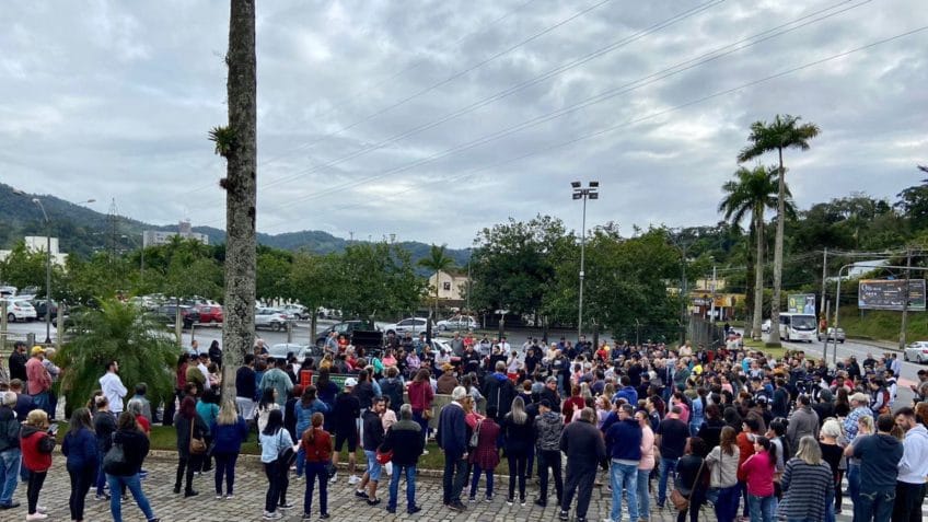 Número de brasileiros em busca de emprego cai e ajuda a manter desemprego em mínima histórica