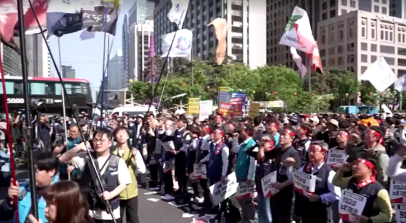 Sul-coreanos participam de manifestação pelo Dia do Trabalho