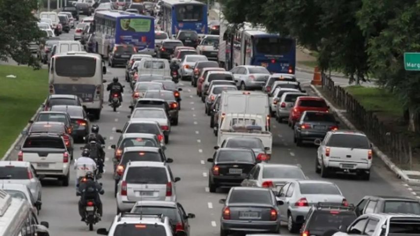 Foto colorida de trânsito - Metrópoles
