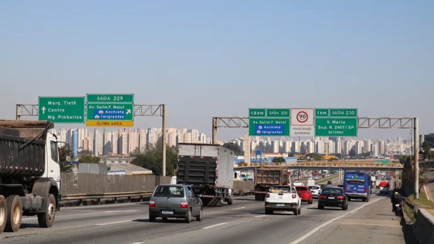 Motoristas que pagaram multas indevidas na rodovia Rio-Santos podem solicitar o reembolso; na foto, carros em rodovia em São Paulo