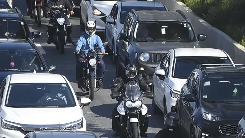 Carros no trânsito da cidade de São Paulo
