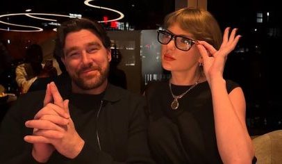 Taylor Swift e Travis Kelce são vistos na peça de Sadie Sink; reação na web