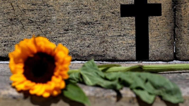 Ato denúncia em frente à Câmara Municipal, organizado pelo campanha Levante Feminista contra o Feminicídio, colocarão 210 cruzes nas escadarias do Palácio Pedro Ernesto, simbolizando cada uma das 111 mulheres assassinadas no estado em 2022 e as 99 mulheres assassinadas em 2023. Foto: Tânia Rêgo/Agência Brasil