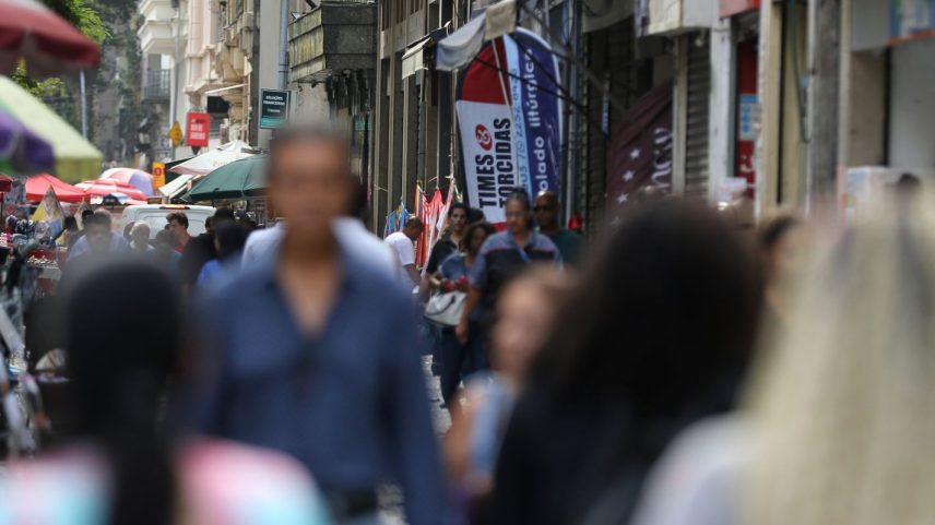 Movimentação de pessoas nas ruas do centro da cidade.