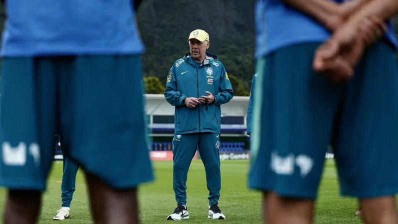 Carlo Ancelotti em treino da seleção brasileira — Foto: Rafael Ribeiro / CBF