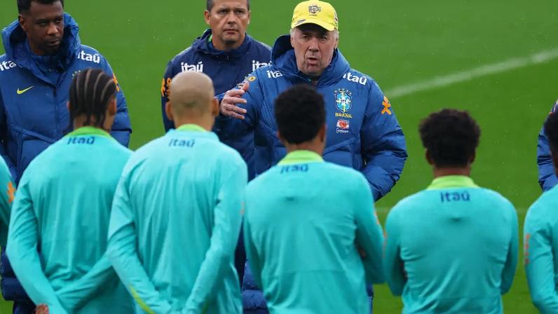 Ancelotti comanda treino do Brasil em Londres 14/11/2025 Action Images via Reuters/Matthew Childs