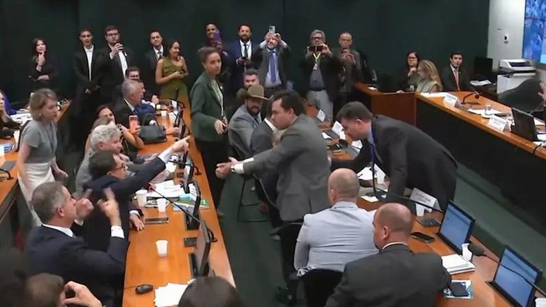 Confusão e gritaria marcam suspensão de sessão no Conselho de Ética da Câmara