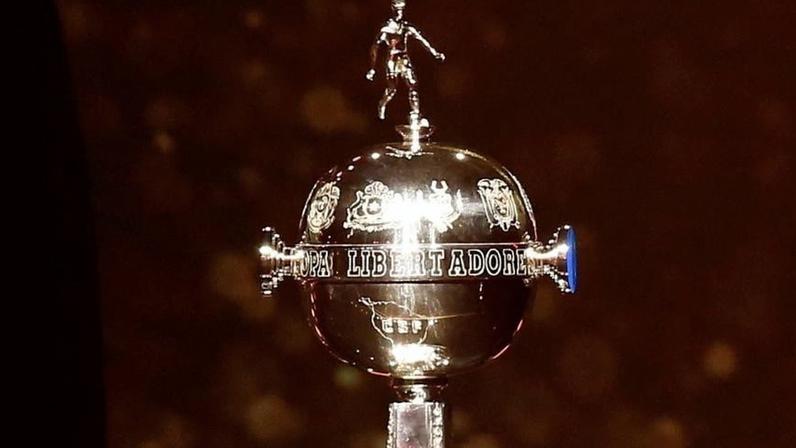 Troféu da Libertadores durante sorteio na sede da Conmebol