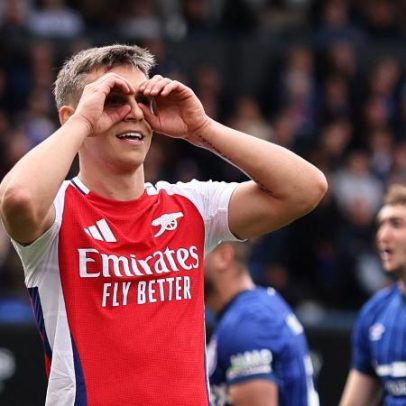 Arsenal vence mesmo jogando mal e fica a duas vitórias do título inglês