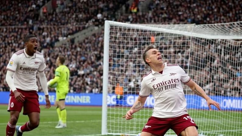 Trossard comemora gol pelo Arsenal na vitória contra o West Ham pela 36ª rodada do Campeonato Inglês