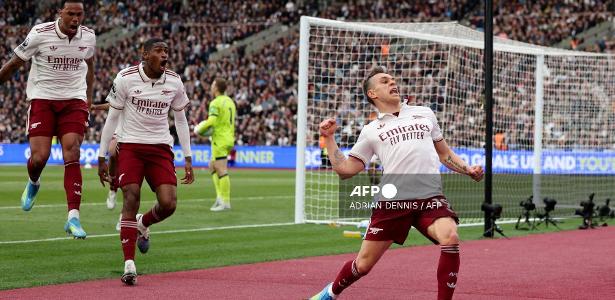 Trossard comemora gol pelo Arsenal na vitória contra o West Ham pela 36ª rodada do Campeonato Inglês