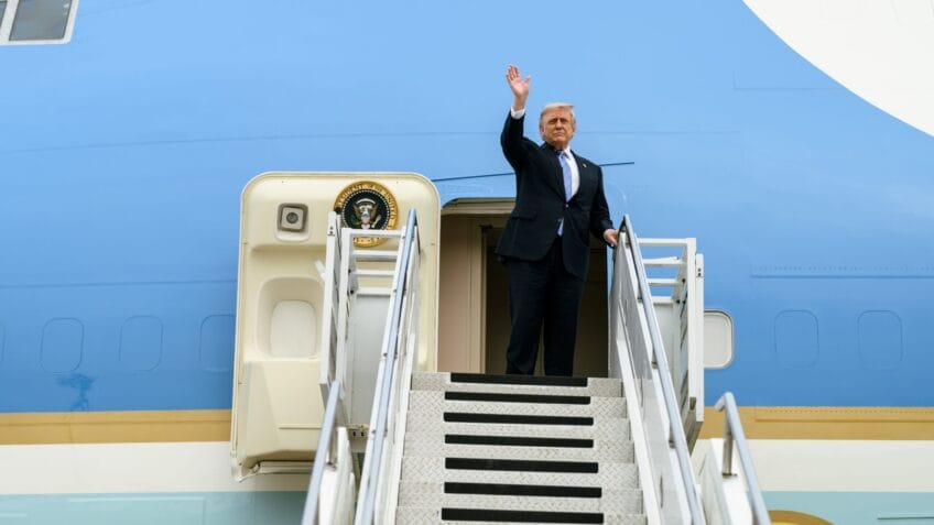 Trump voltou aos EUA após viagem de 3 dias a China; falou com jornalistas sobre Taiwan a bordo do avião Air Force One