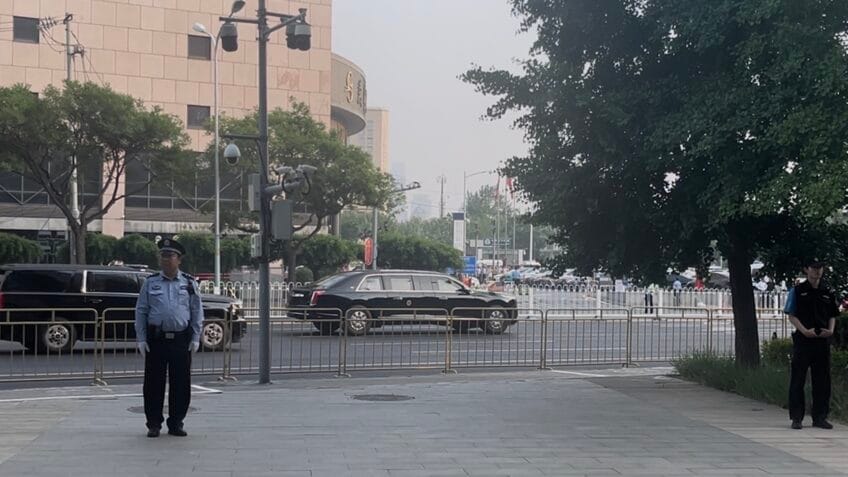 Na imagem, carro que transportou o presidente dos EUA, Donald Trump, em Pequim