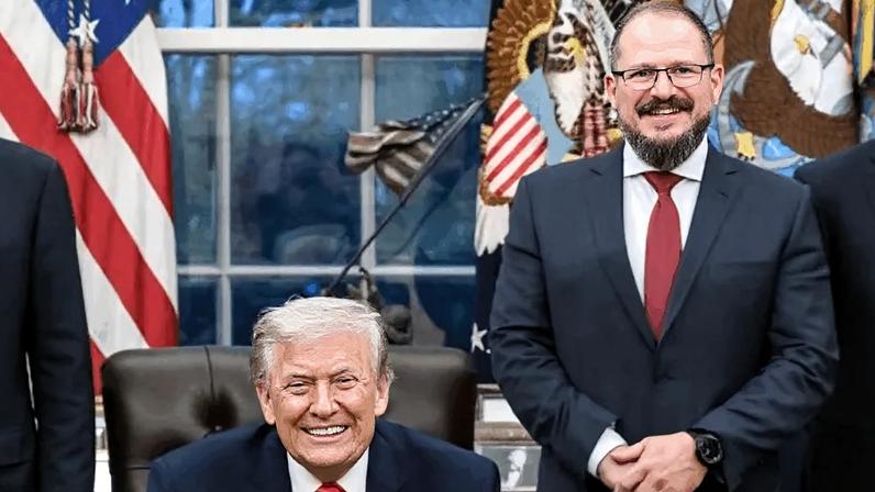 Trump (à esq.) incluiu o brasileiro Cristiano Amon (à dir.), do setor de telecomunicações dos EUA, na comitiva